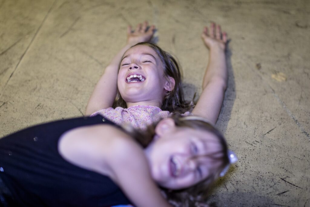 Kinder lachen im Zirkustraining.