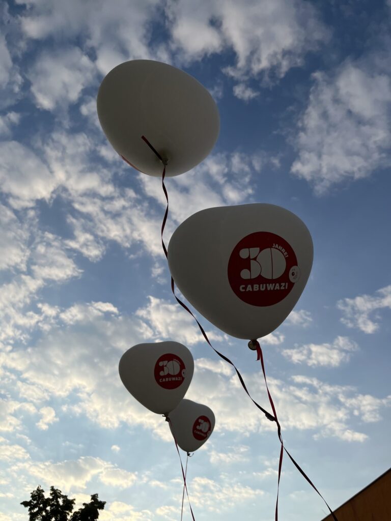 Ein Luftballon fliegt am Himmel zur Feier von 30 Jahre CABUWAZI.