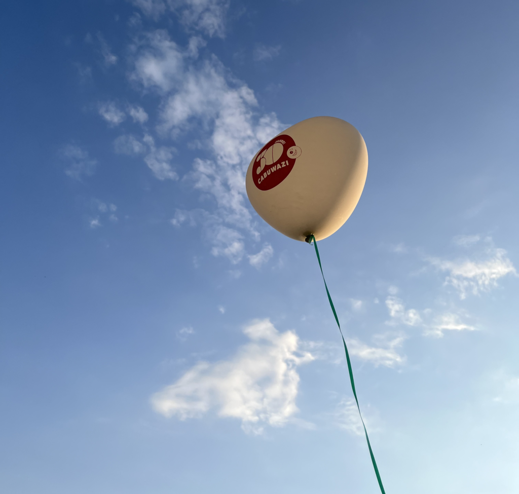 Ein Luftballon fliegt am Himmel zur Feier von 30 Jahre CABUWAZI.