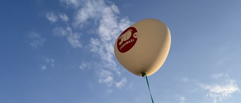 Ein Luftballon fliegt am Himmel zur Feier von 30 Jahre CABUWAZI.